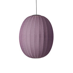 Oval pendellampe i burgunder med strikkede detaljer, hængende fra loftet.
